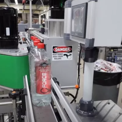 Quadrel high-speed water bottle labeling vertical roller system
