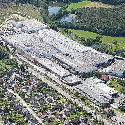 Modern company group with tradition: Craemer is specialist for metal forming, plastics processing and toolmaking in Germany, the UK and Slovakia. In the picture, the German headquarters.