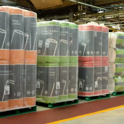 Insulation manufacturer switches from single-use to reusable pallets