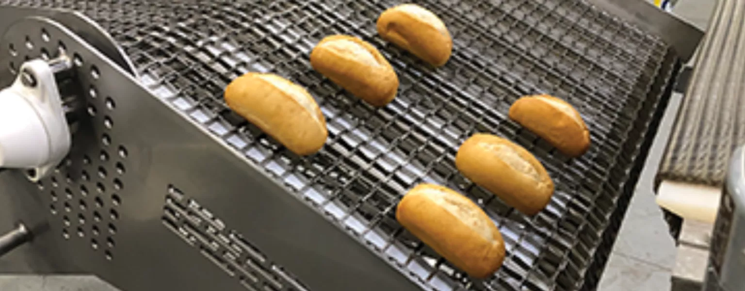 Pivoting wire mesh belt "dump conveyor" for bakery rejects